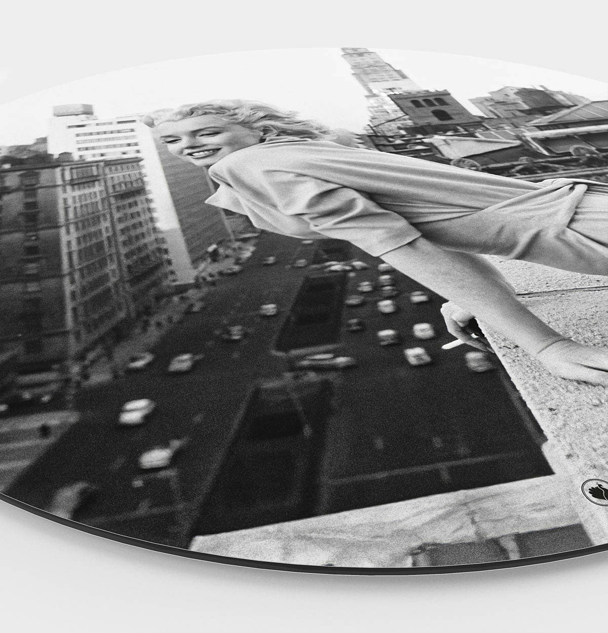 Zijkant van een wanddecoratie Marilyn Monroe in New York kijkend over een reling