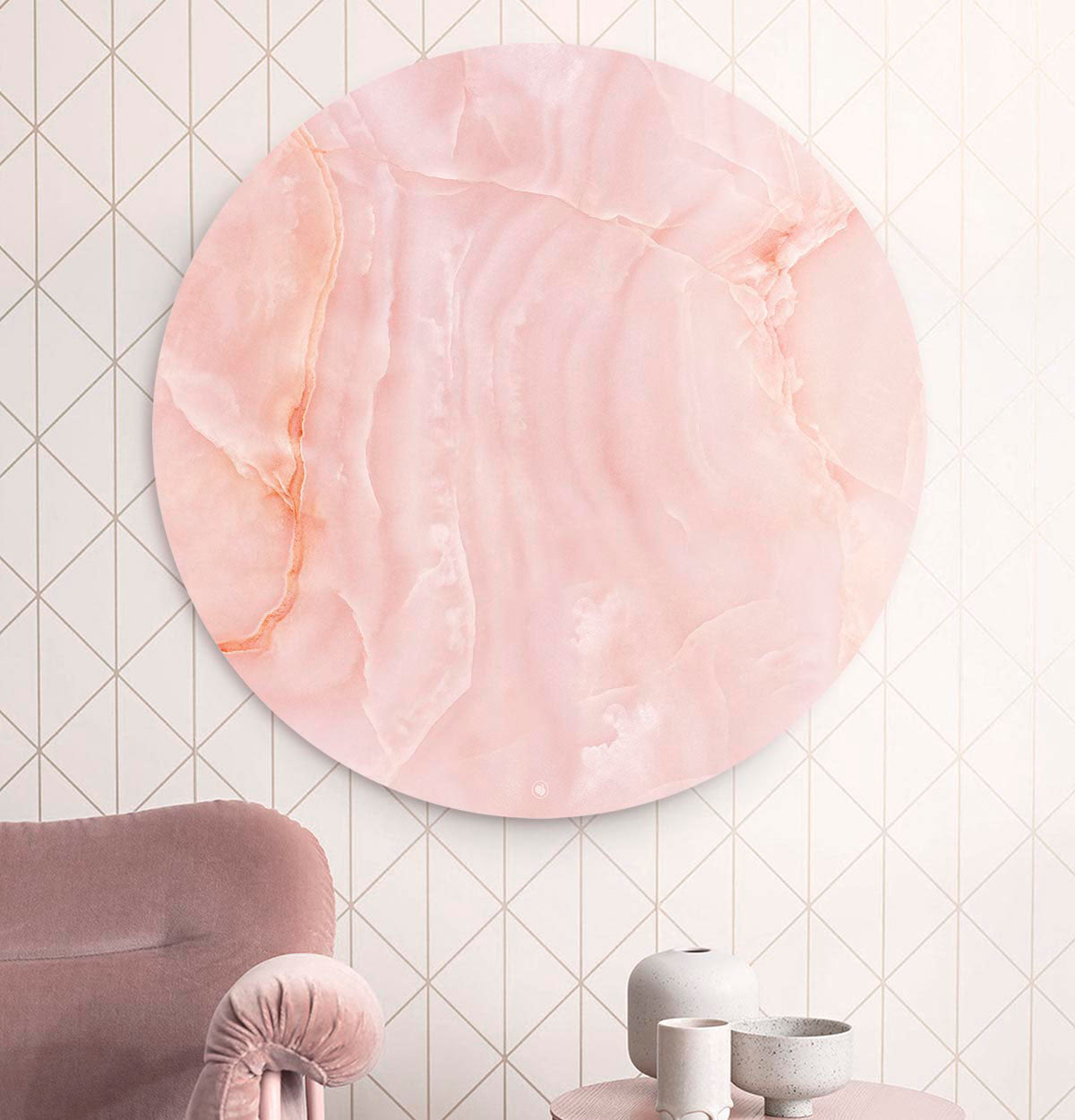 Woonkamer met een grote muurcirkel van een roze marble erop afgebeeld.