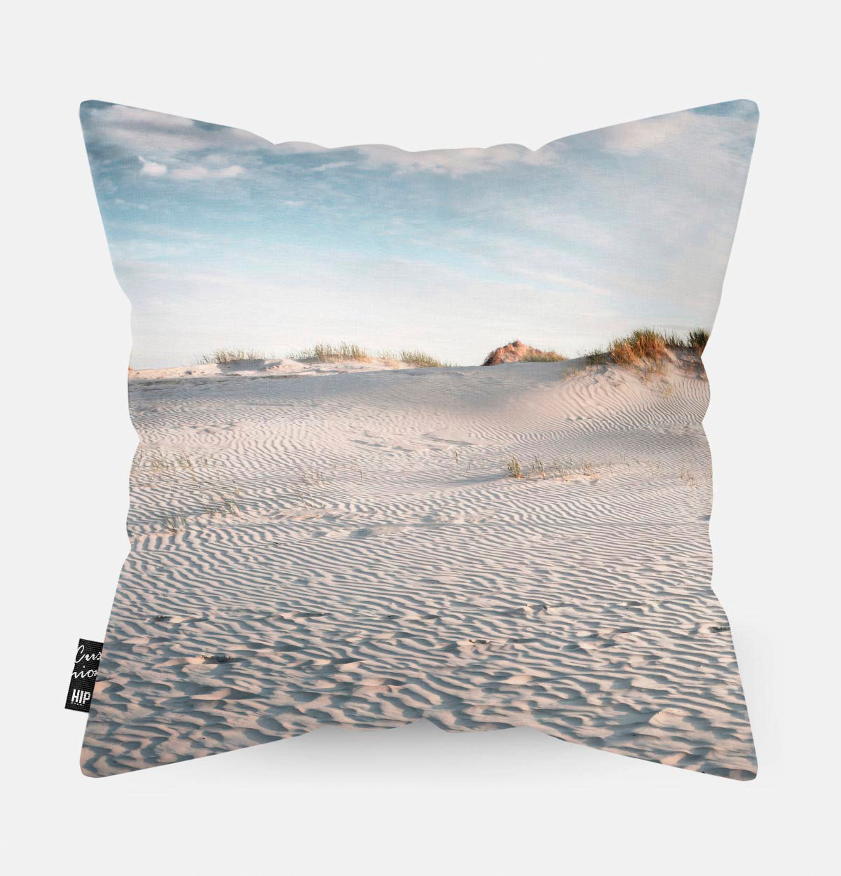 Achterzijde van een kussen met strand, duinen en blauwe lucht erop