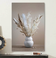 Wanddecoratie met droogbloemen en pluimen tegen een lichte muur