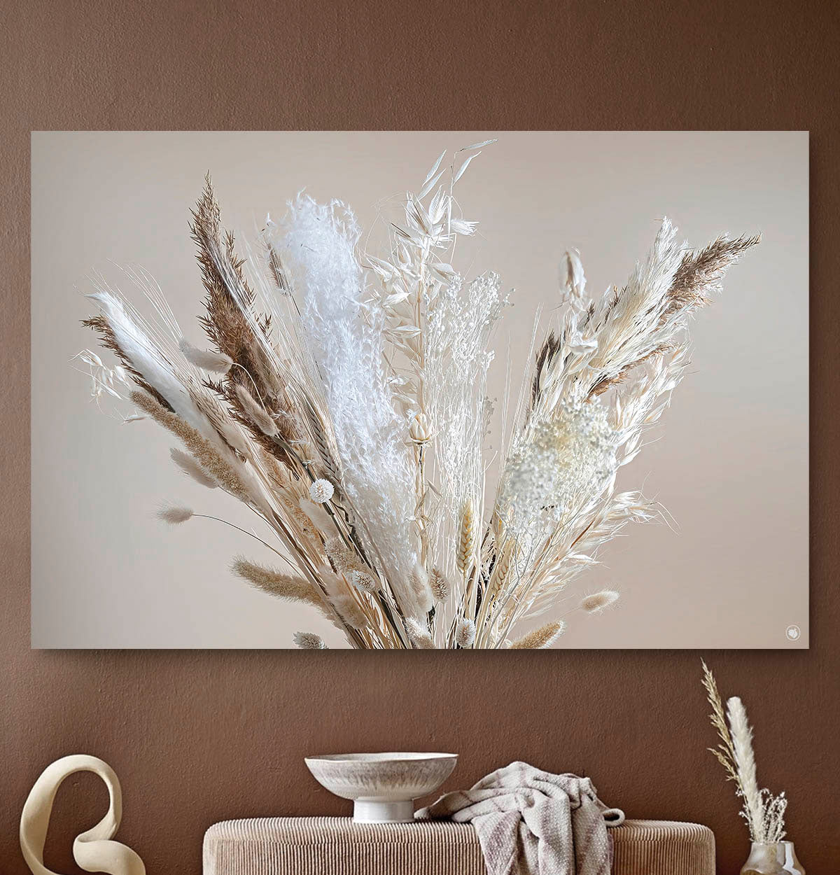 Wanddecoratie met droogbloemen en pluimen tegen een lichte muur