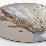 Wandcirkel met droogbloemen en pluimen in een witte vaas zij aanzicht