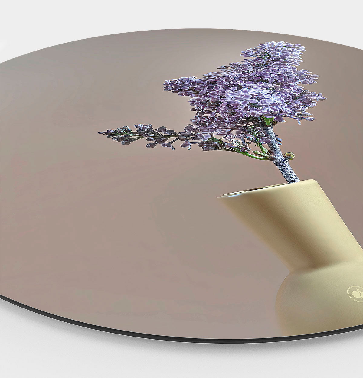 Muurcirkel met klein vaasje met bloemen en een beige achtergrond