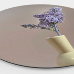 Muurcirkel met klein vaasje met bloemen en een beige achtergrond