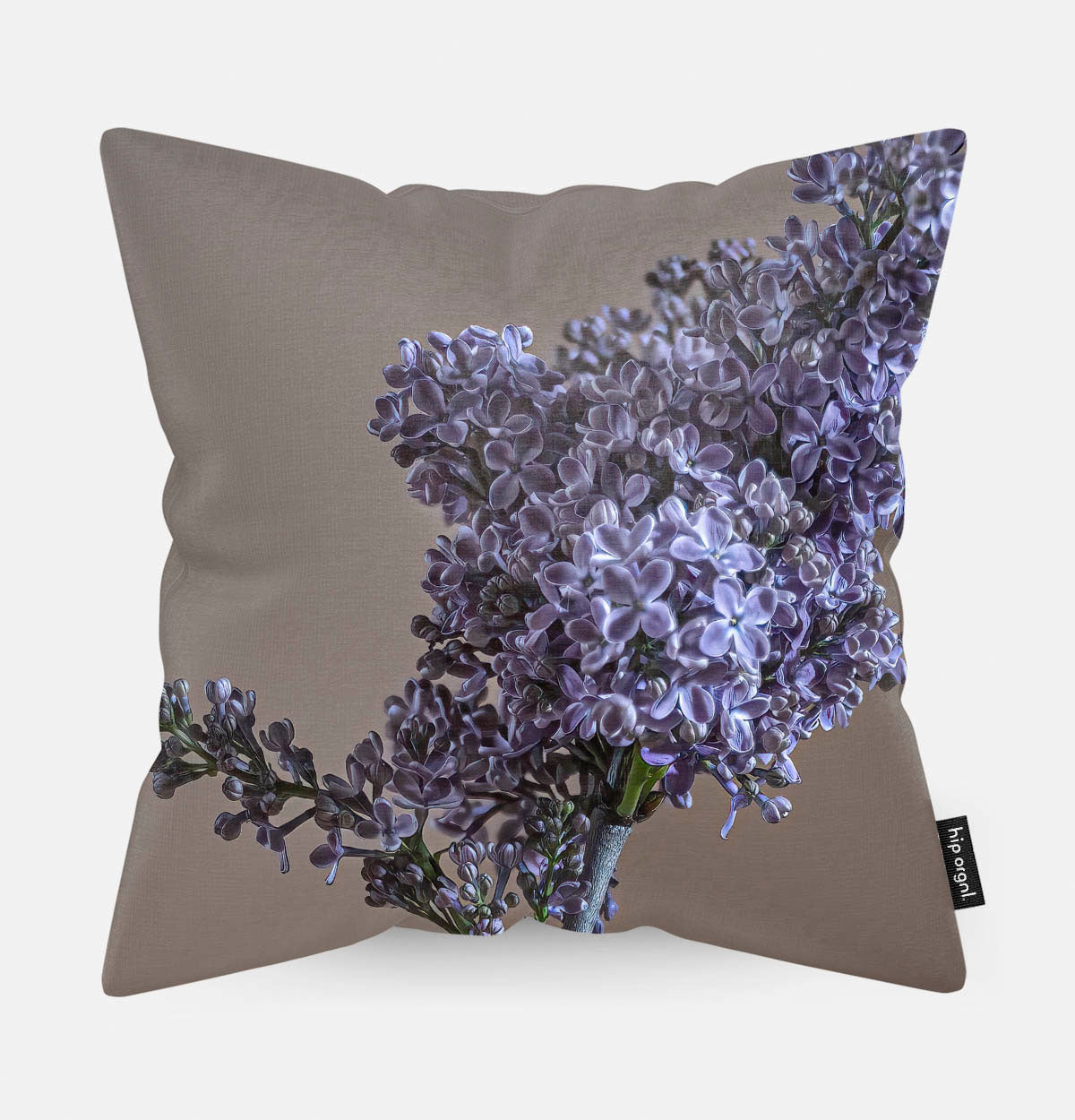 Sierkussen met paarse bloemen erop en een beige achtergrond