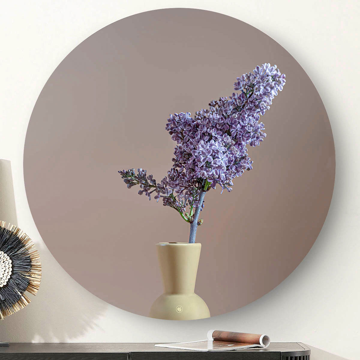 Wandcirkel met klein vaasje met bloemen tegen een witte muur