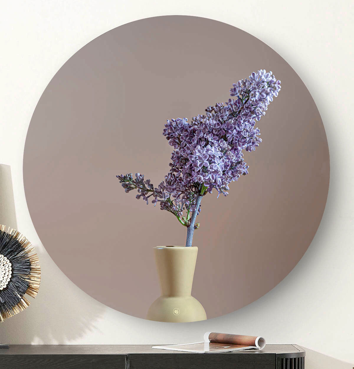 Wandcirkel met klein vaasje met bloemen tegen een witte muur