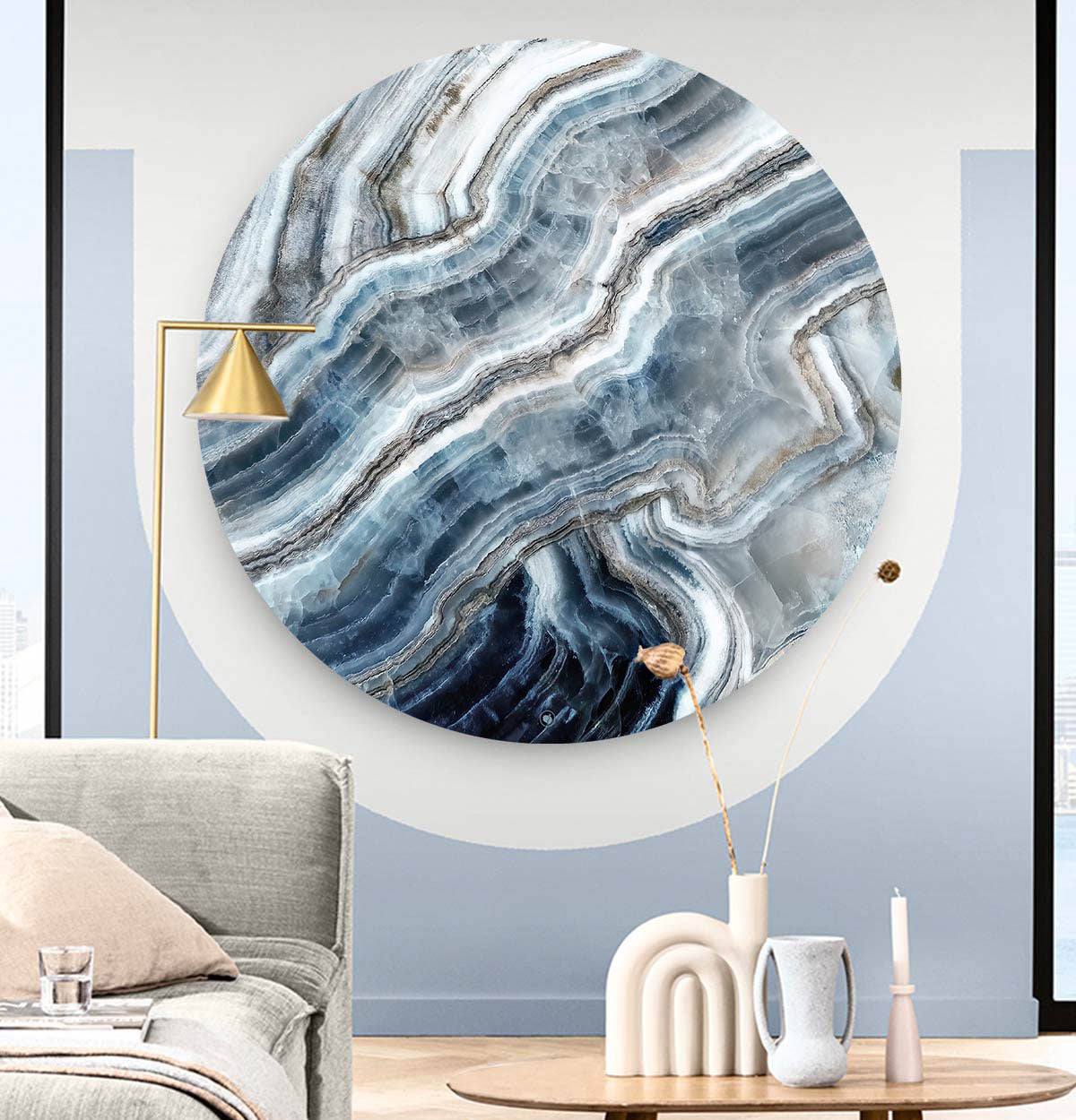 Blauwe wandcirkel tegen een licht blauwe muur