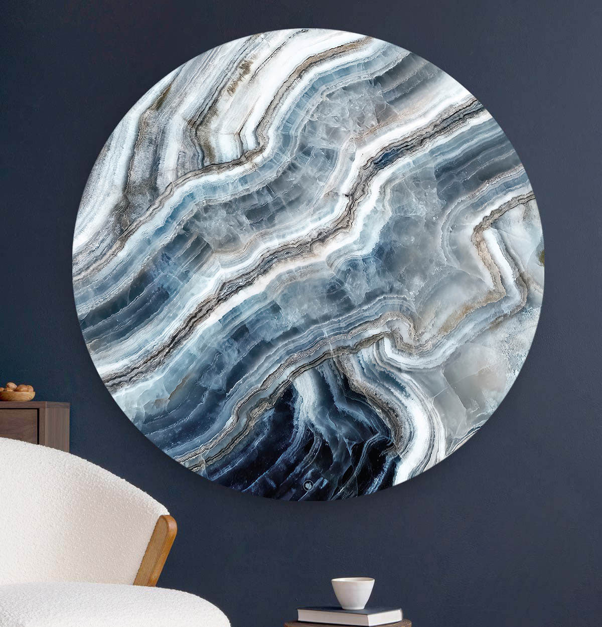 Ronde wanddecoratie met een blauwe Lace Geodetegen een donker blauwe muur