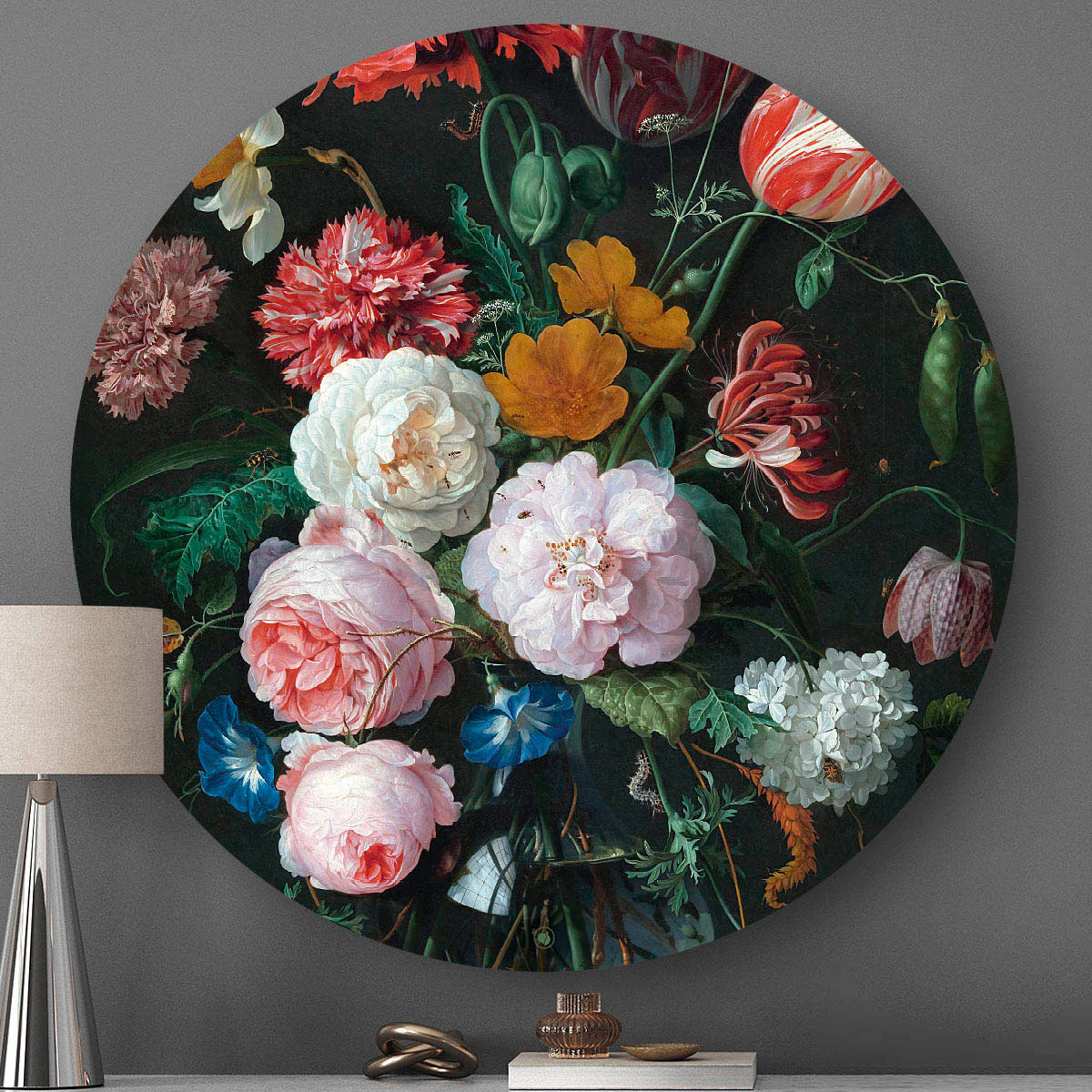 Wandcirkel met bloemen tegen een grijze muur met een lamp en een witte kap ervoor