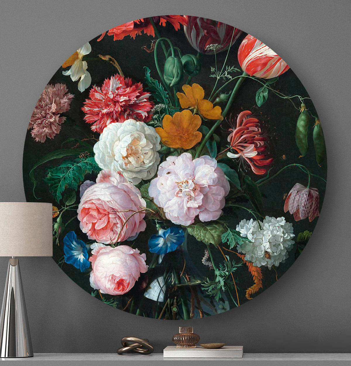 Wandcirkel met bloemen tegen een grijze muur met een lamp en een witte kap ervoor