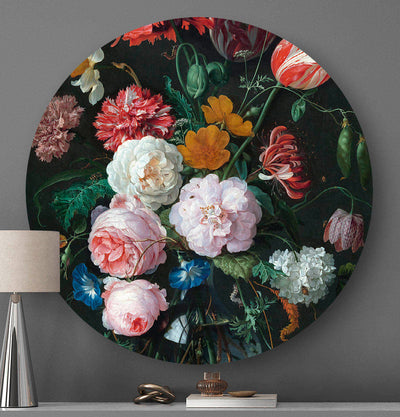 Wandcirkel met bloemen tegen een grijze muur met een lamp en een witte kap ervoor