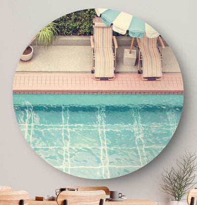 Wanddecoratie met zwembad en ligstoelen.