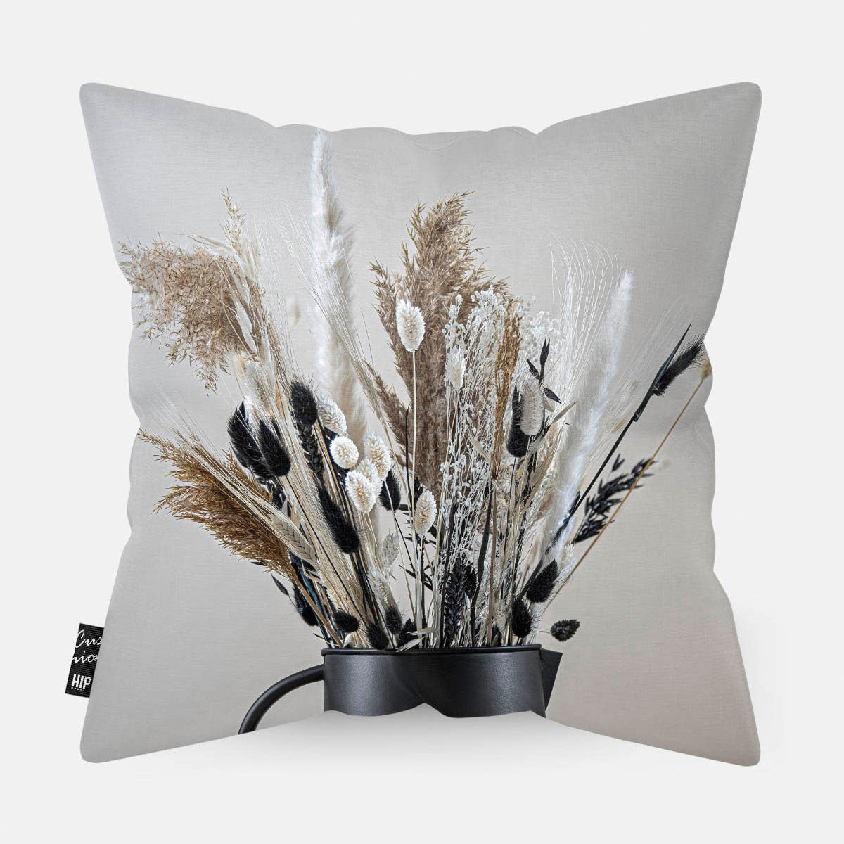 Achterzijde van sierkussen met droogbloemen in zwart en beige