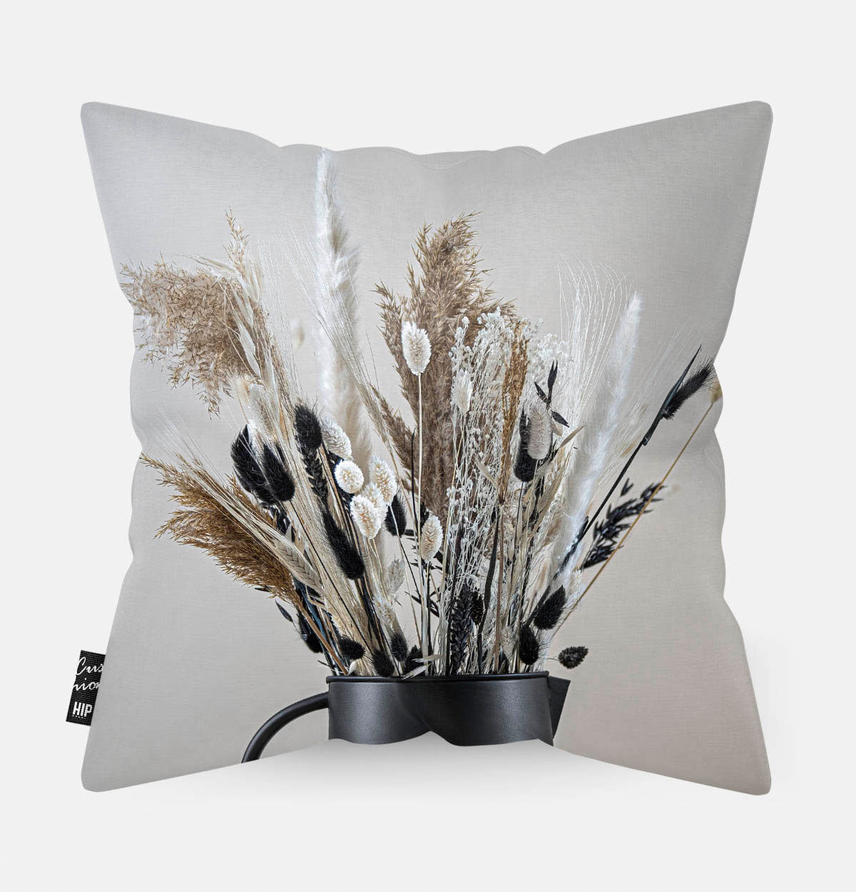 Achterzijde van sierkussen met droogbloemen in zwart en beige