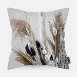 Sierkussen met droogbloemen in zwart en beige