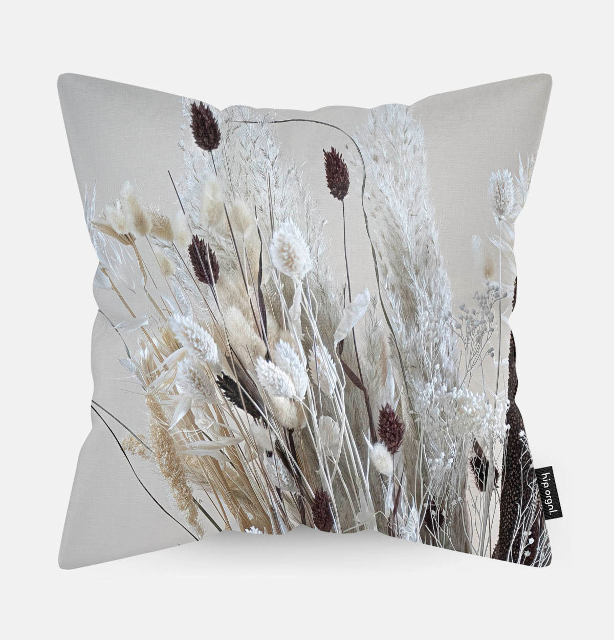 Sierkussen met droogbloemen in lichte kleuren gemixt met bruin