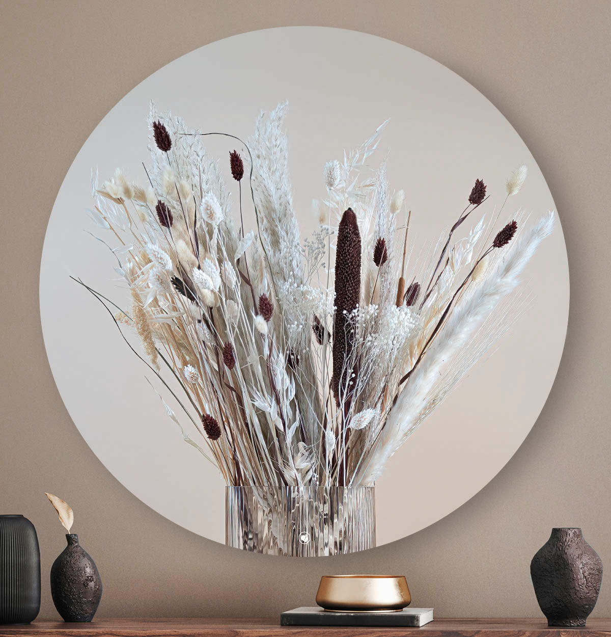 Wandcirkel met droogbloemen in glazen ribbel vaas tegen een licht beige muur