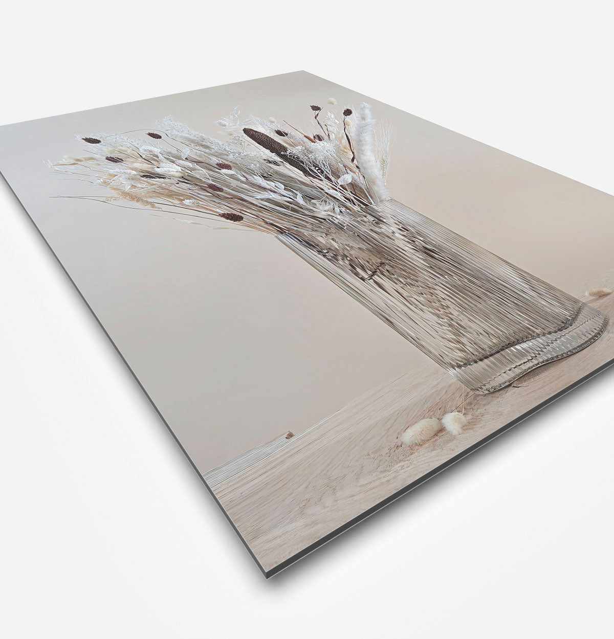 Wanddecoratie met droogbloemen in glazen ribbel vaas