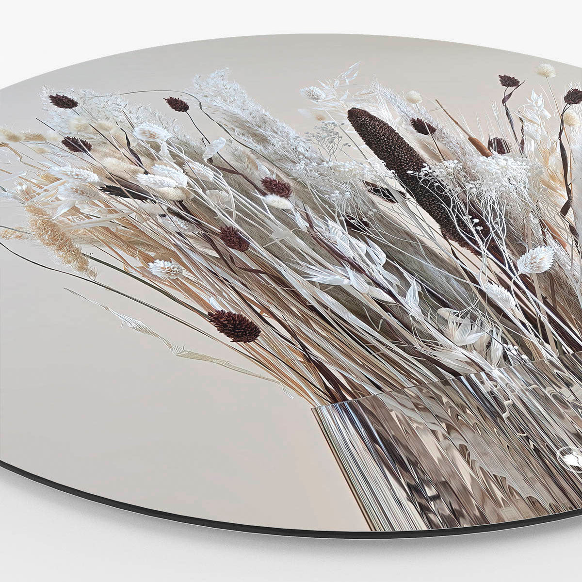 Muurcirkel met droogbloemen in glazen ribbel vaas en een licht beige achtergrond