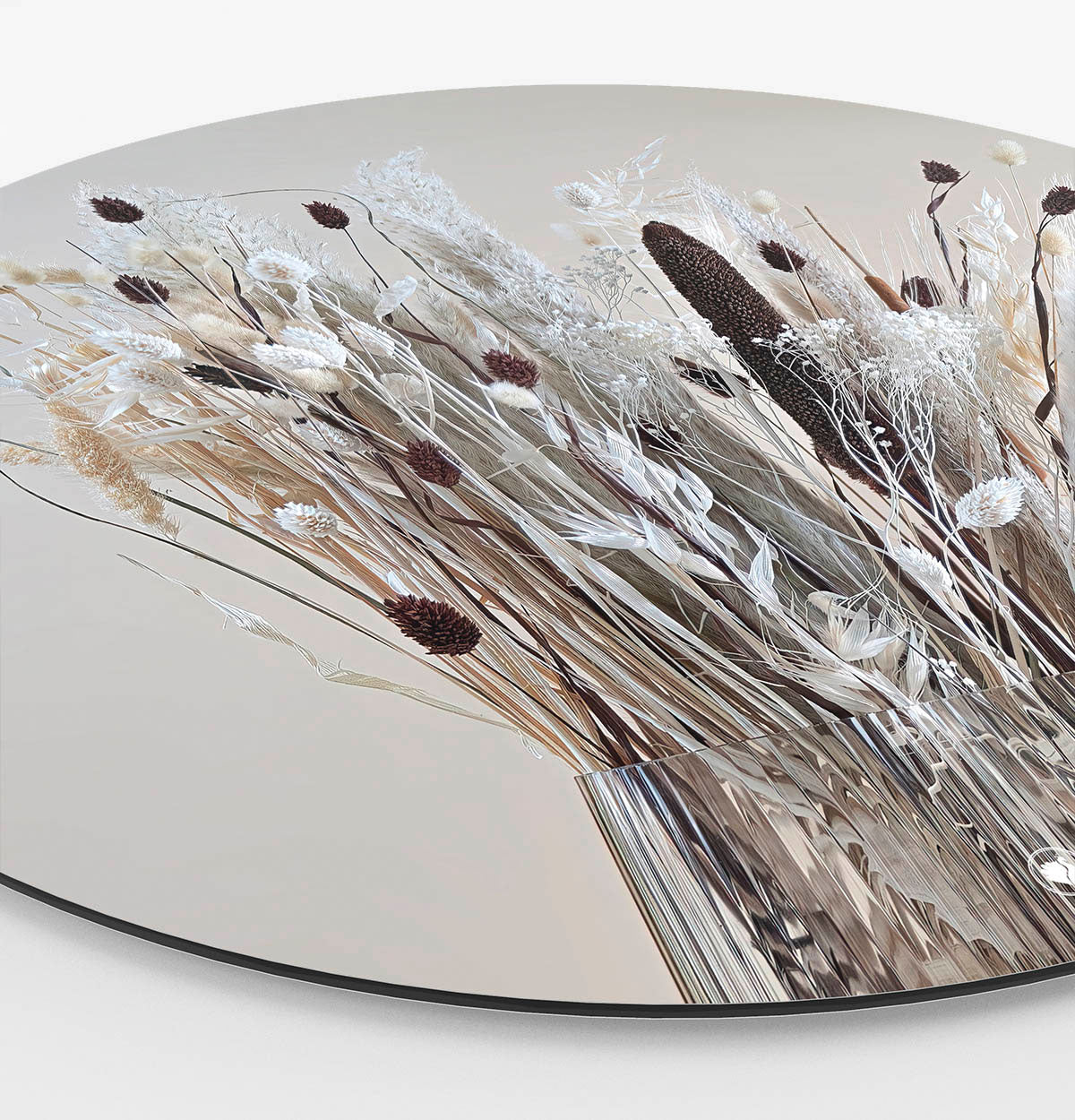 Muurcirkel met droogbloemen in glazen ribbel vaas en een licht beige achtergrond