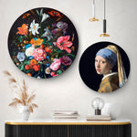 Gang met twee wandcirkels met bloemen in een vaas en meisje met de parel erop.