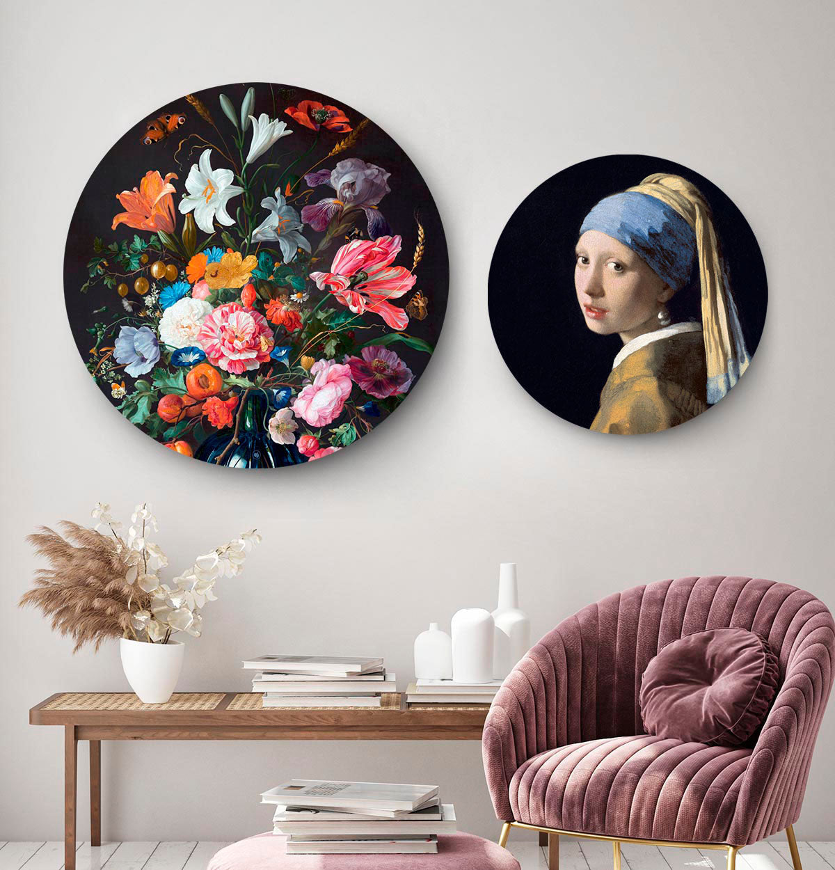 Woonkamer met 2 ronde wanddecoraties met bloemen in een vas en meisje met de parel erop afgebeeld.