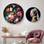 Woonkamer met 2 ronde wanddecoraties met bloemen in een vas en meisje met de parel erop afgebeeld.