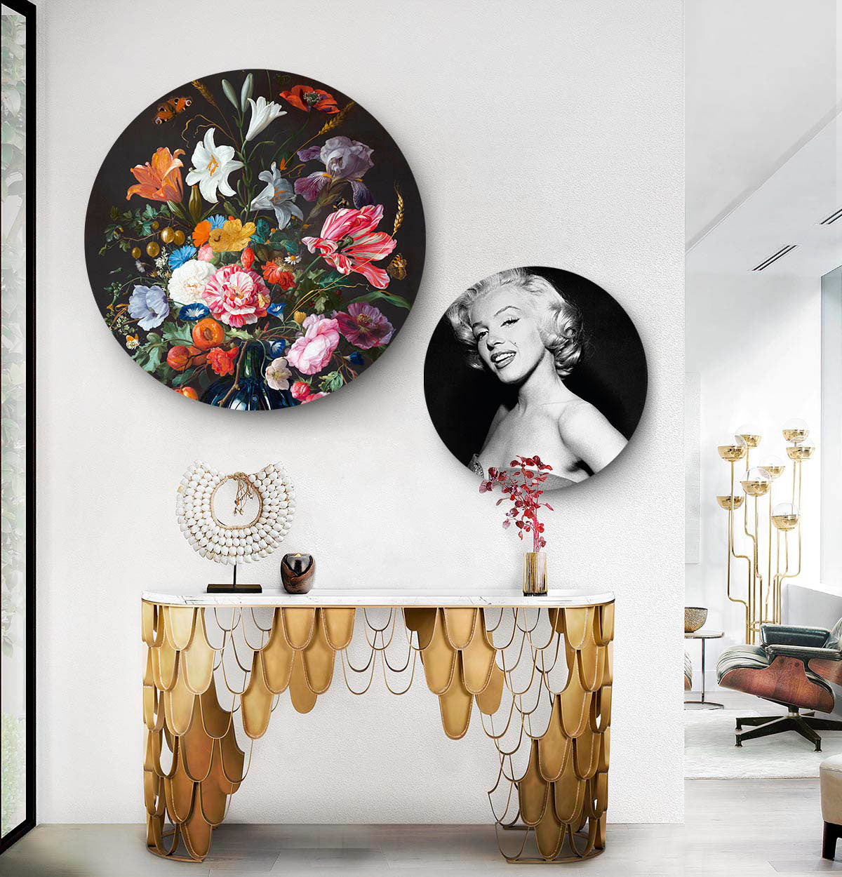 Gang met twee wandcirkels van een vaas met bloemen en Marylin Monroe.
