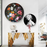 Gang met twee wandcirkels van een vaas met bloemen en Marylin Monroe.
