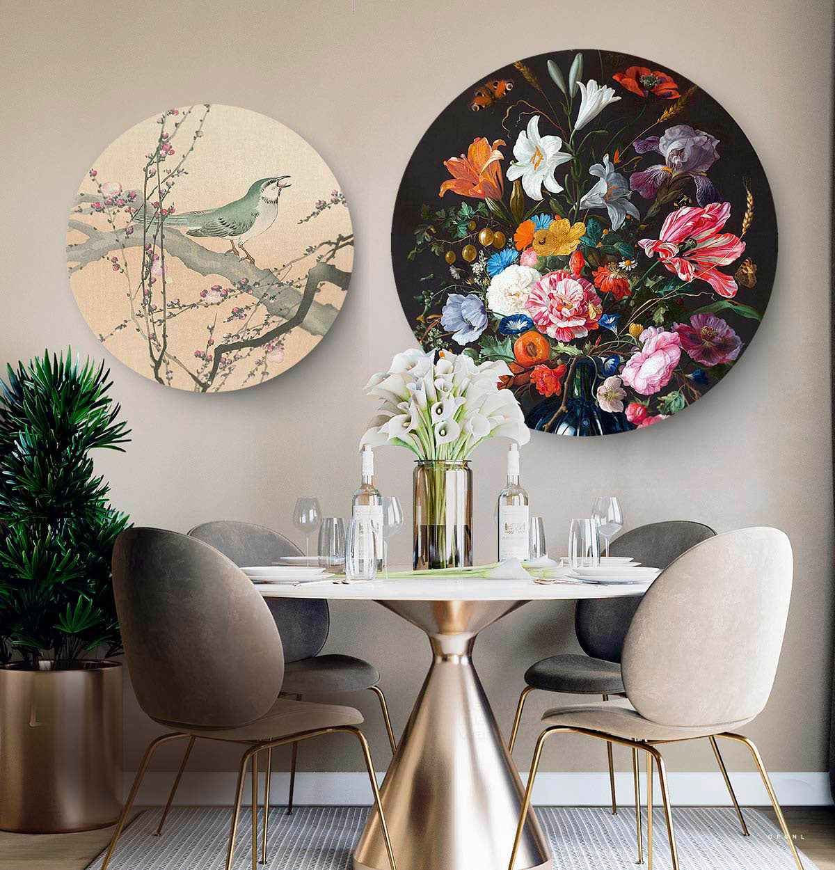 Eetkamer met daarboven twee wandcirkels met een zangvogel op een tak en een vaas met bloemen.