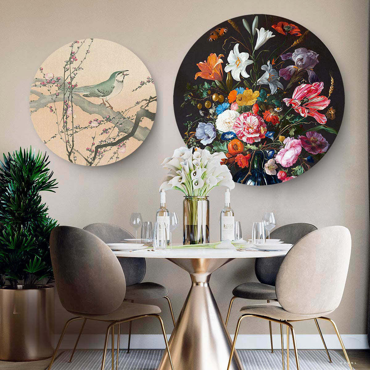 Eetkamer met daarboven twee wandcirkels met een zangvogel op een tak en een vaas met bloemen.