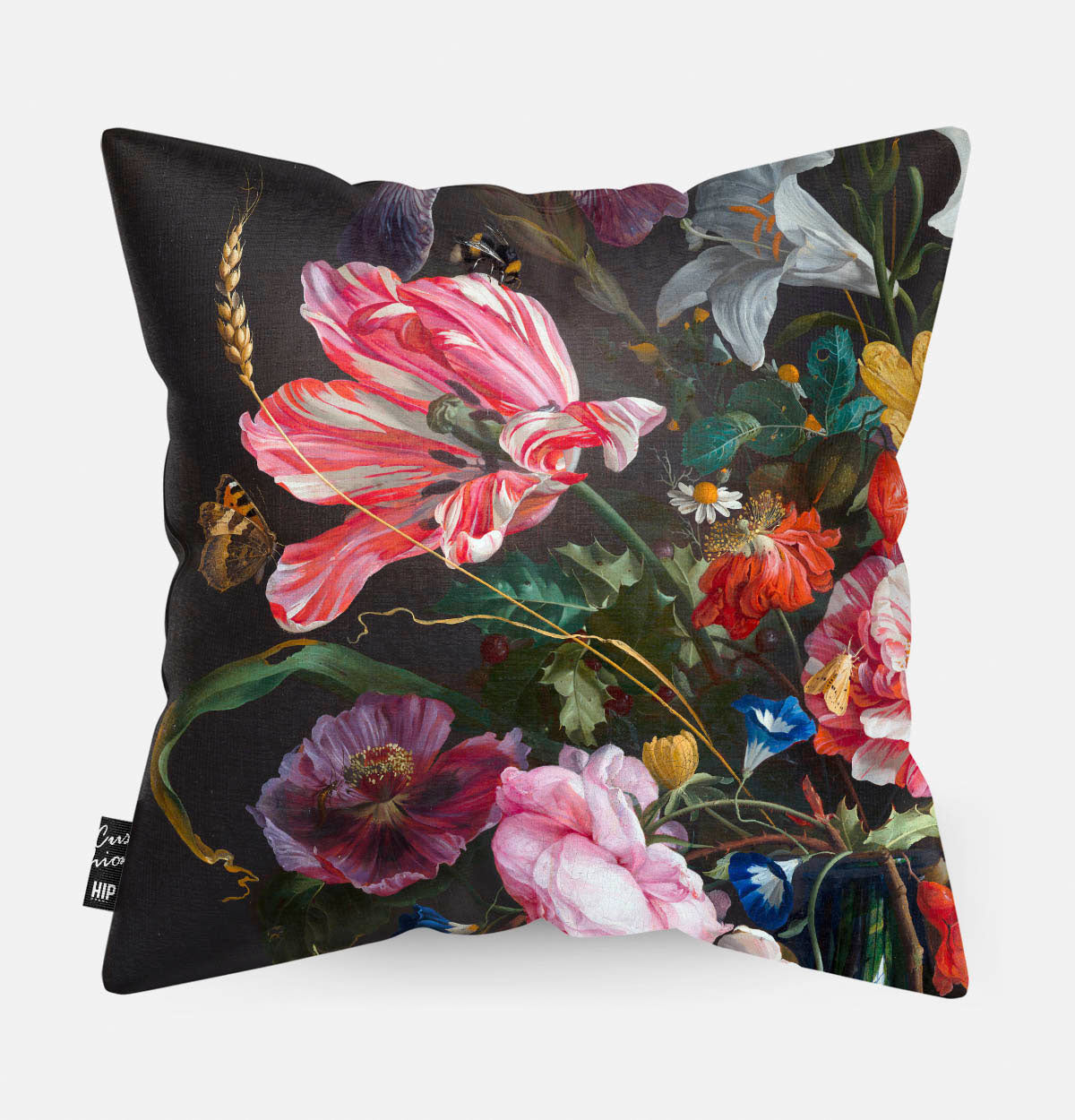 Kussen met bloemen, een bij en een vlinder.