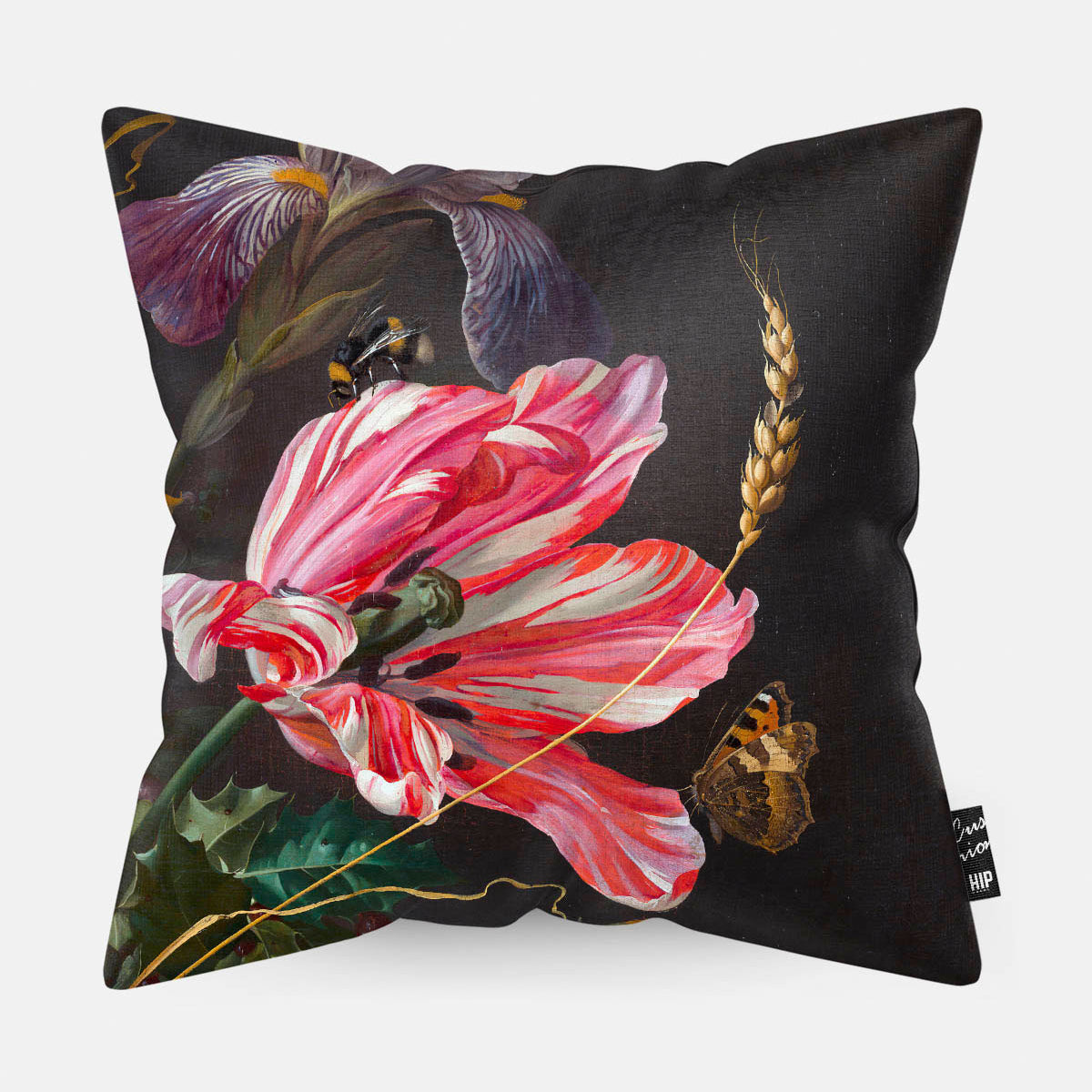 Kussen met bloemen, een bij en een vlinder.