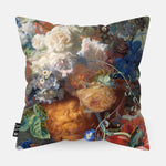 Kussen met schilderij van stilleven met bloemen van Huysum erop afgebeeld in detail.