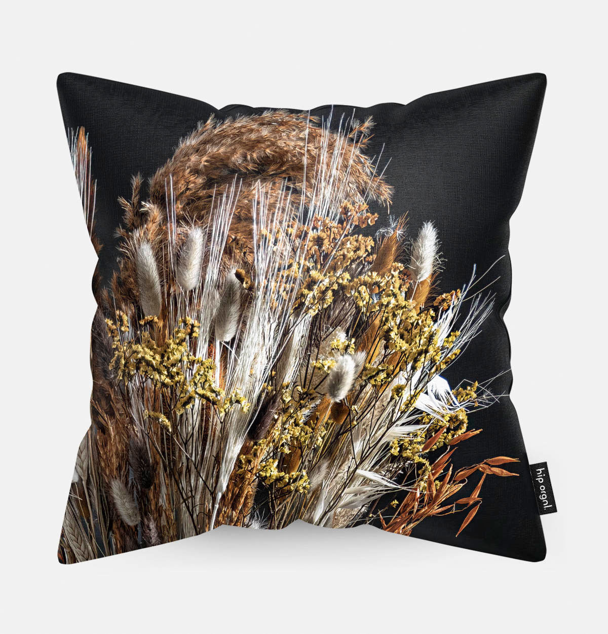 Sierkussen met droogbloemen met koper kleur en een zwarte achtergrond