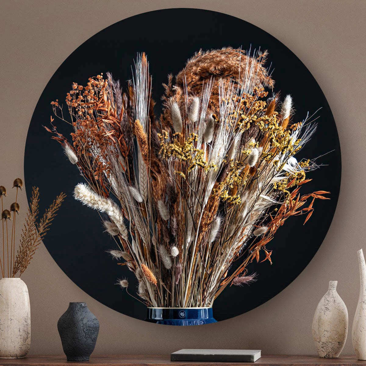 Wandcirkel met droogbloemen met koper kleur in een blauwe vaas tegen een beige muur