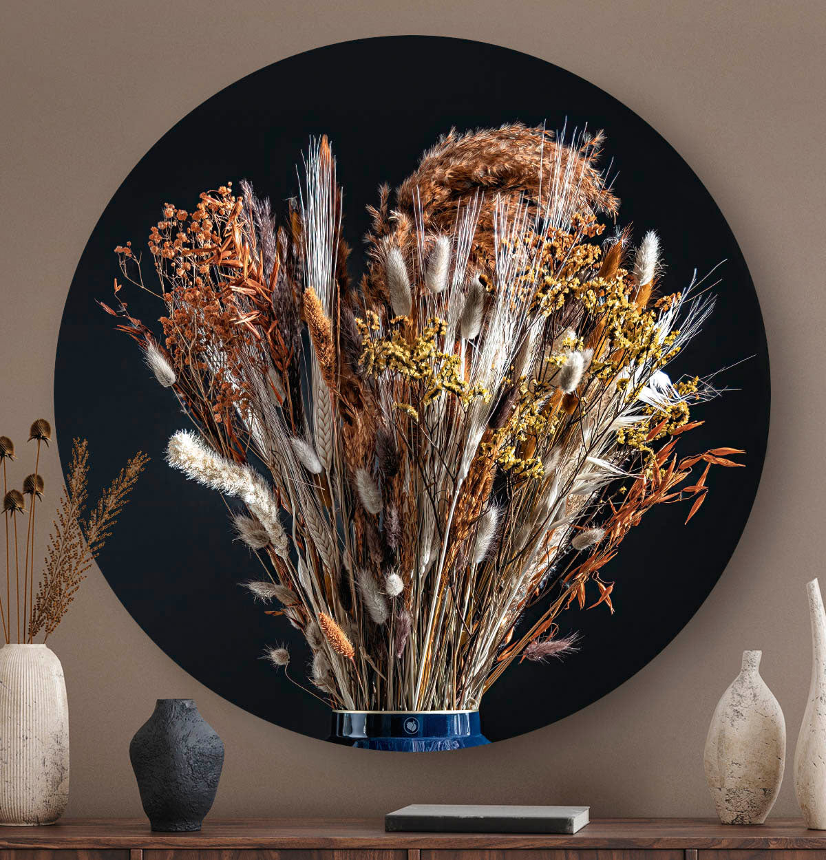 Wandcirkel met droogbloemen met koper kleur in een blauwe vaas tegen een beige muur