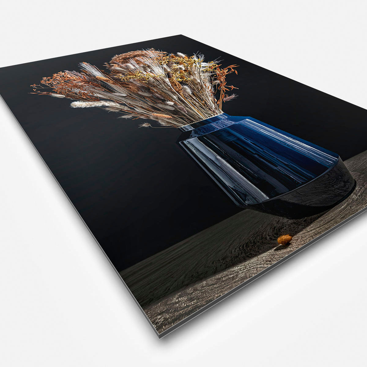 Wanddecoratie met droogbloemen met koper kleur in een blauwe vaas