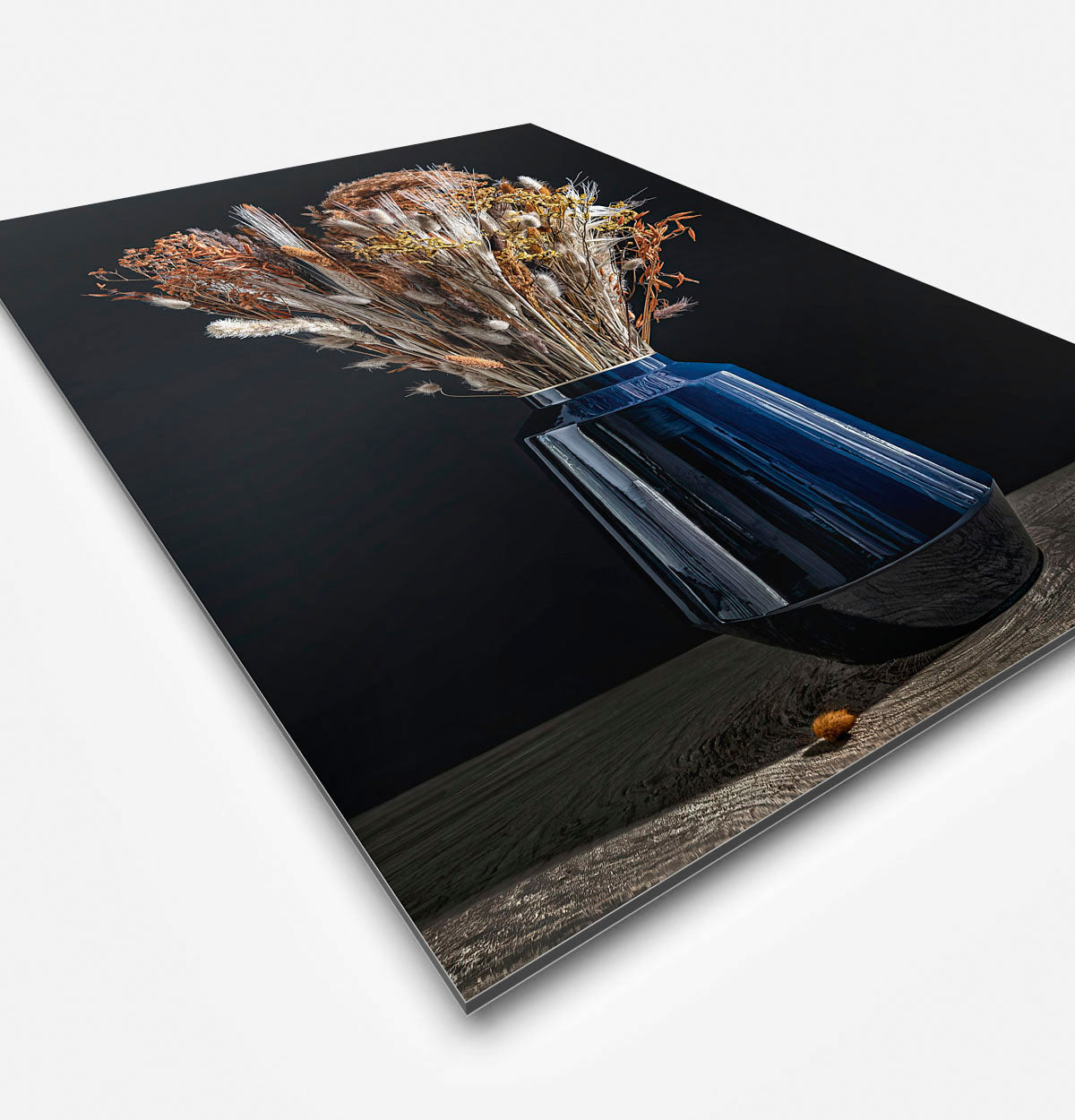 Wanddecoratie met droogbloemen met koper kleur in een blauwe vaas