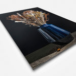 Wanddecoratie met droogbloemen met koper kleur in een blauwe vaas