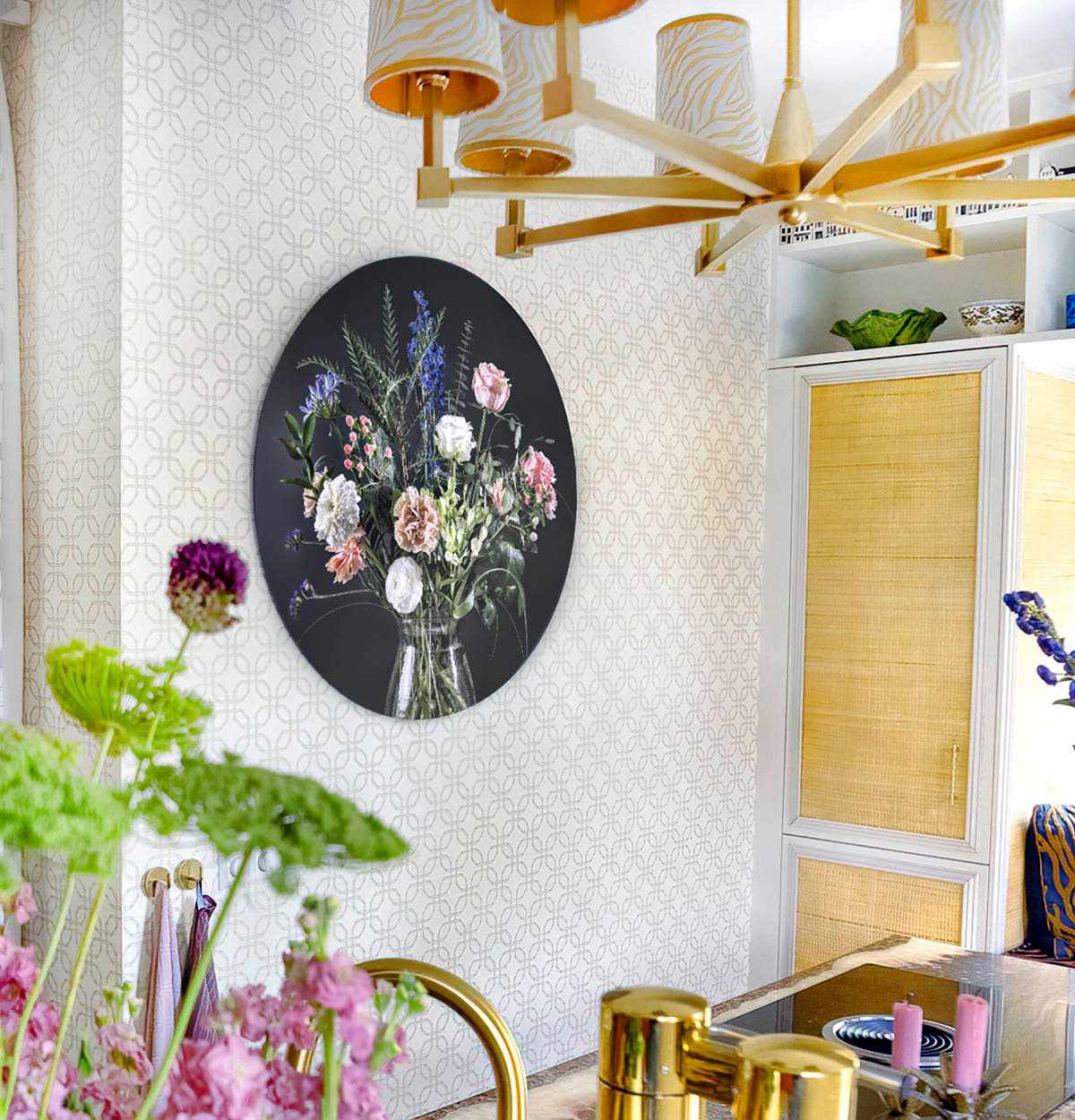 Wandcirkel met bloemen aan de muur in een keuken