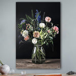 Schilderij met bloemen met zwarte achtergrond tegen een licht grijze muur
