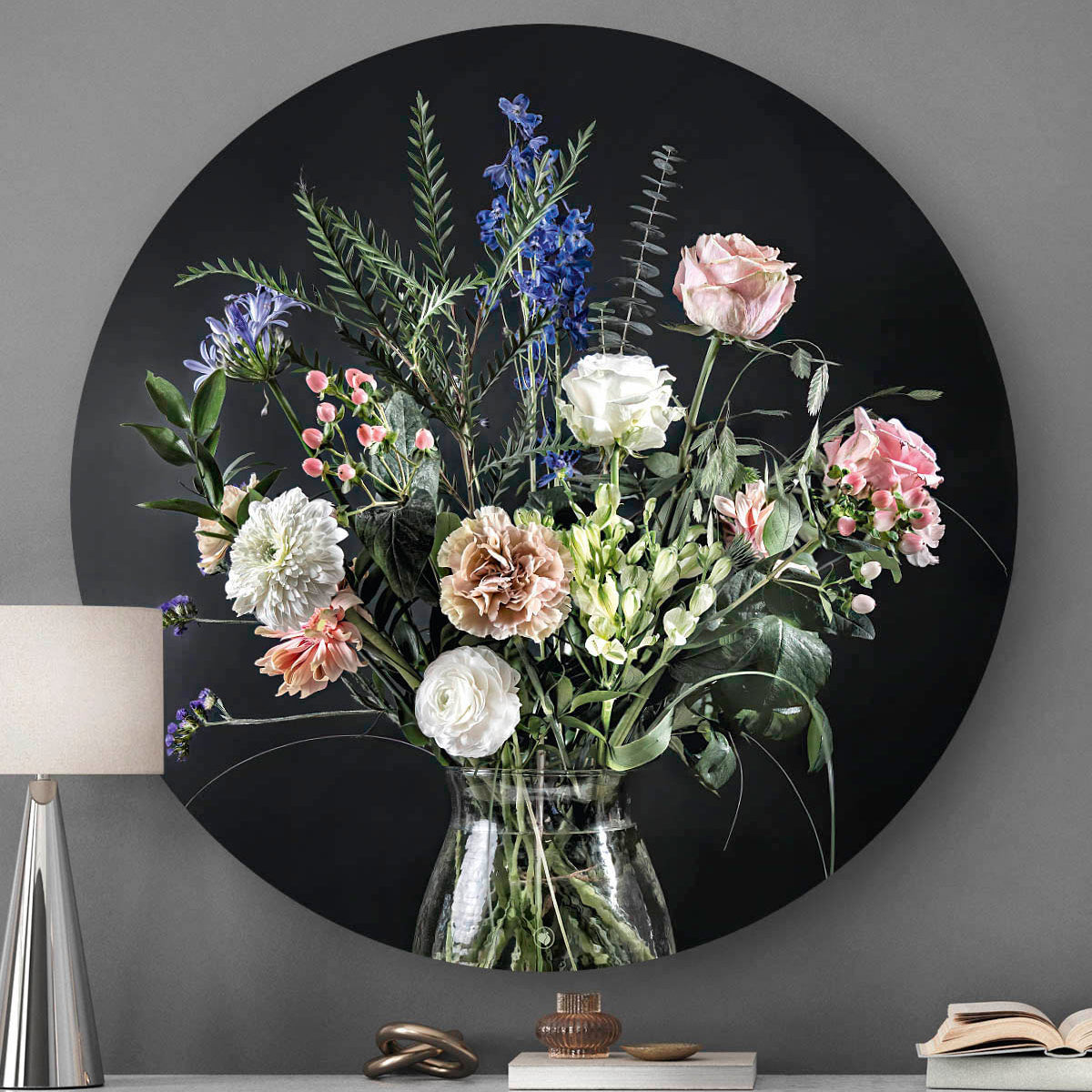 Voorzijde van wandcirkel met bloemen met zwarte achtergrond tegen een grijze muur