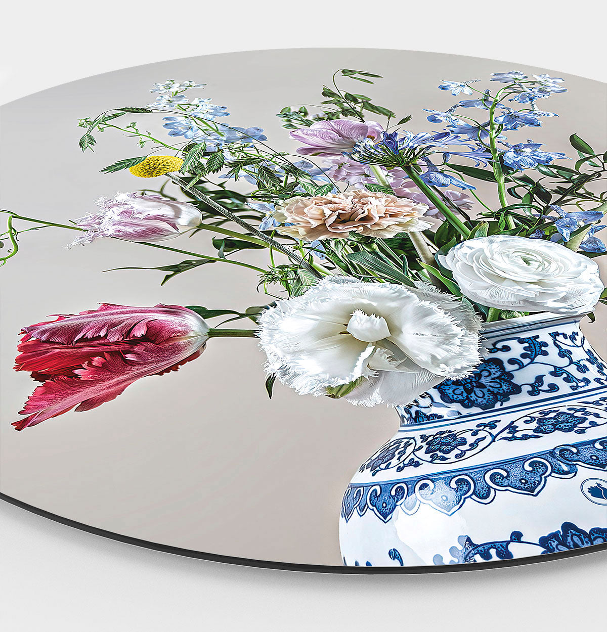 Zijkant van een wandcirkel met bloemen met een lichte achtergrond