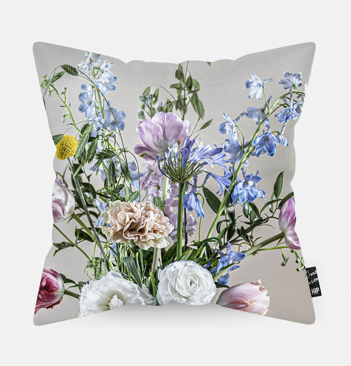 Sierkussen met bloemen met een lichte achtergrond