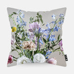Sierkussen met bloemen met een lichte achtergrond