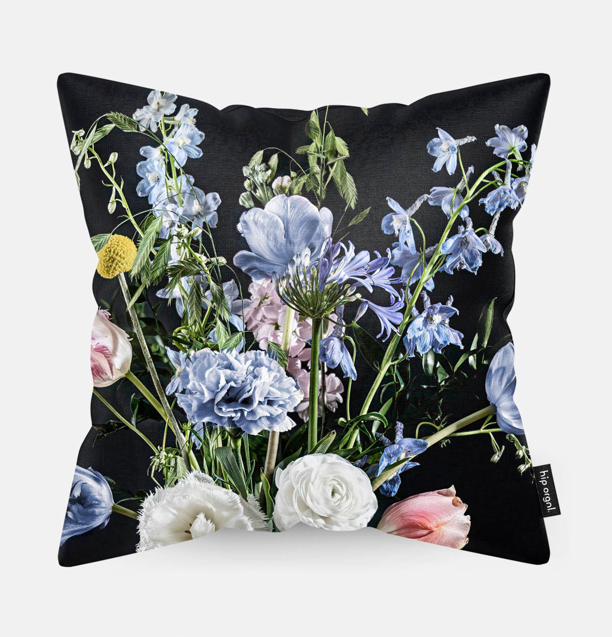 Voorzijde van een sierkussen met licht blauwe en witte bloemen met een donkere achtergrond