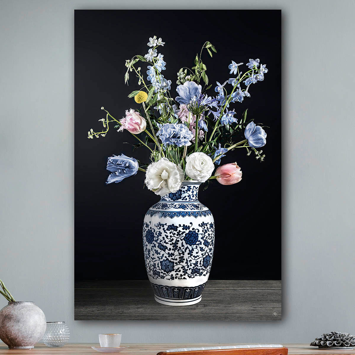 Schilderij met lichtblauwe en witte bloemen met een donkere achtergrond