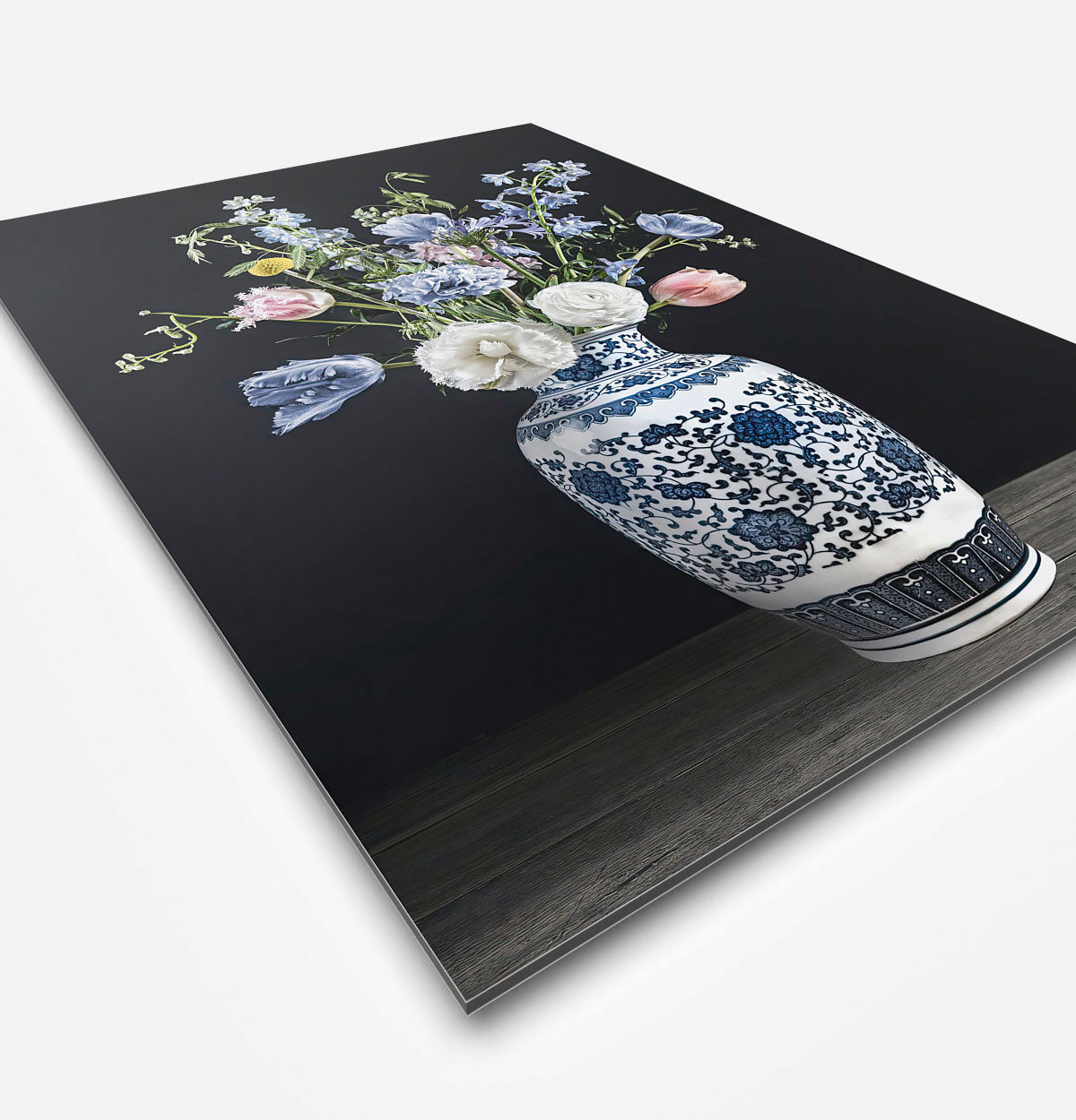 Wanddecoratoe met lichtblauwe en witte bloemen met een donkere achtergrond
